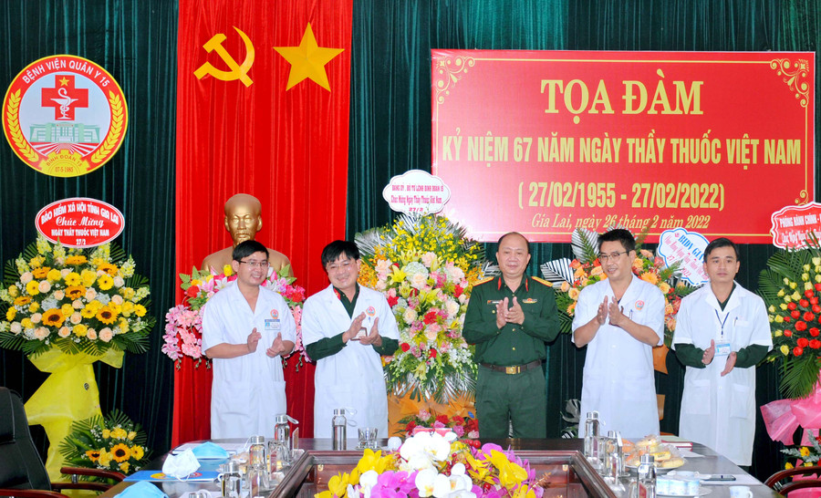 Thừa ủy quyền của Bộ Quốc phòng, Binh đoàn 15 đã khen thưởng cho cán bộ, y bác sĩ Binh đoàn 15 có thành tích xuất sắc trong phòng, chống, điều trị dịch Covid-19. Ảnh: Đinh Yến