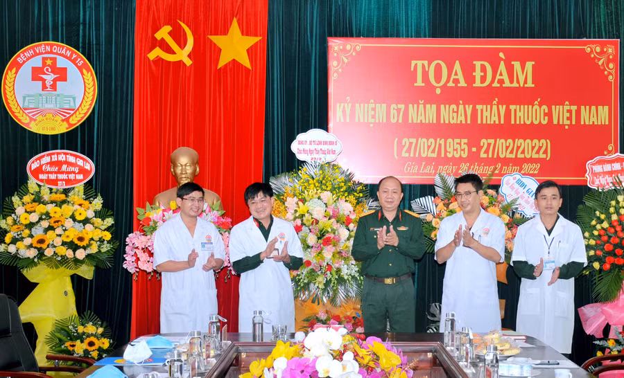 Thừa ủy quyền của Bộ Quốc phòng, Binh đoàn 15 đã khen thưởng cho cán bộ, y bác sĩ Binh đoàn 15 có thành tích xuất sắc trong phòng, chống, điều trị dịch Covid-19. Ảnh: Đinh Yến