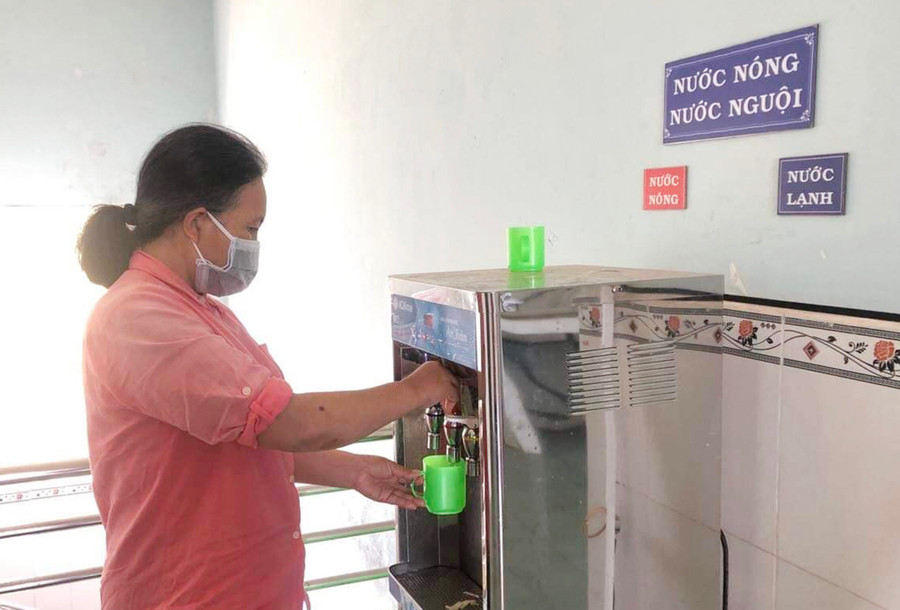 Tại mỗi tầng điều trị luôn có máy cung cấp nước nóng cho bệnh nhân điều trị Covid-19. Ảnh: Thủy Bình