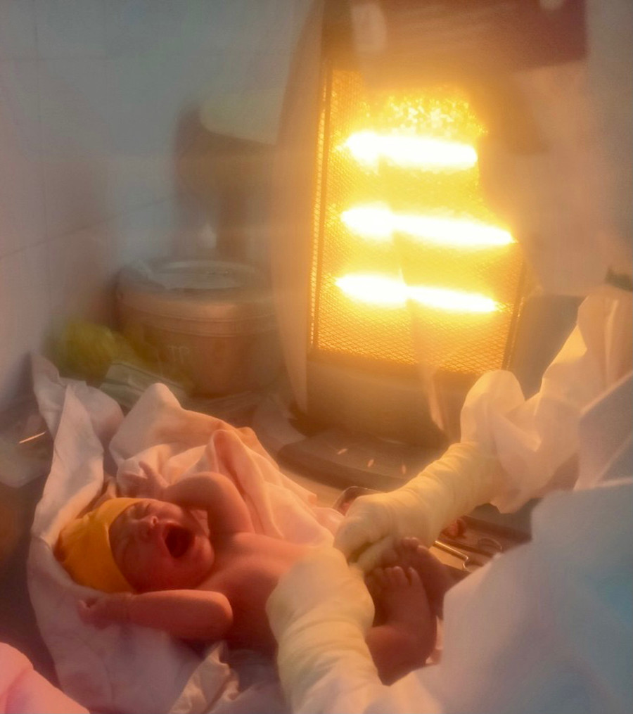 Bé trai chào đời an toàn trong đêm giao thừa tại Bệnh viện điều trị Covid-19 cơ sở 3 (Bệnh viện 331). Ảnh: Bệnh viên cung cấp