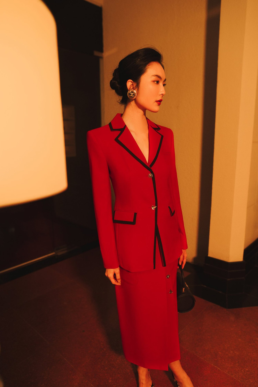 Các mẫu suit với phom ôm slimfit trên chất vải twill là lựa chọn hoàn hảo cho các quý cô công sở suốt cả bốn mùa. Áo jacket tone đỏ rạng rỡ viền đen với lai áo nhọn và khuy đồng giúp đánh thức vẻ dịu dàng qua vẻ uyển chuyển mềm mại mix cùng chân váy chữ A mang đến phong thái thanh nhã, tinh tế mà mọi người phụ nữ hiện đại đều ao ước và mong muốn sở hữu.