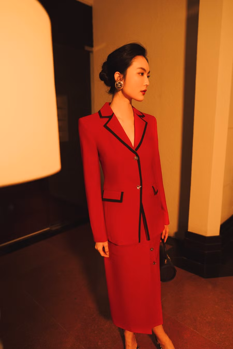 Các mẫu suit với phom ôm slimfit trên chất vải twill là lựa chọn hoàn hảo cho các quý cô công sở suốt cả bốn mùa. Áo jacket tone đỏ rạng rỡ viền đen với lai áo nhọn và khuy đồng giúp đánh thức vẻ dịu dàng qua vẻ uyển chuyển mềm mại mix cùng chân váy chữ A mang đến phong thái thanh nhã, tinh tế mà mọi người phụ nữ hiện đại đều ao ước và mong muốn sở hữu.