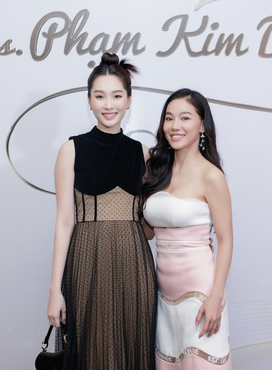 Lần hiếm hoi xuất hiện, Đặng Thu Thảo khiến nhiều người ngưỡng mộ bởi vẻ ngoài ngọt ngào, cuốn hút. Sau khi sinh con, cô nhanh chóng lấy lại vóc dáng thon thả. Thậm chí, nhiều người nhận xét nhan sắc Hoa hậu Việt Nam 2012 thăng hạng hơn so với trước. Ảnh: NVCC