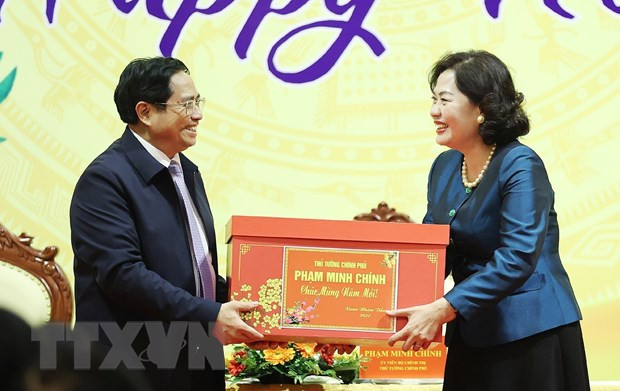  Thủ tướng Phạm Minh Chính tặng quà, chúc Tết Ngân hàng Nhà nước Việt Nam. (Ảnh: Dương Giang/TTXVN)