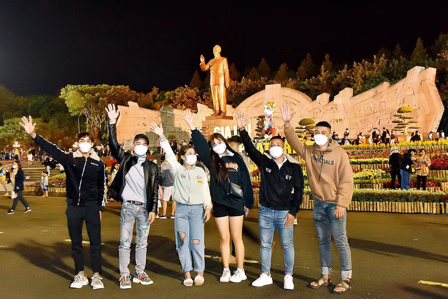  Nhóm bạn từ xã Nhơn Hòa, huyện Chư Pưh đến Quảng trường Đại Đoàn Kết (TP. Pleiku) từ rất sớm để tham quan, chào đón Giao thừa. Ảnh: Quang Tấn 