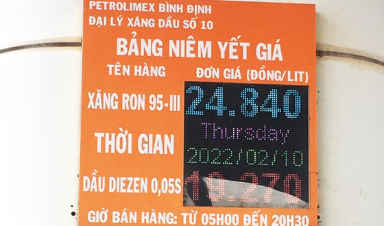 Đại lý xăng dầu tại TP Quy Nhơn (Bình Định) niêm yết bảng giá xăng vào ngày 10-2