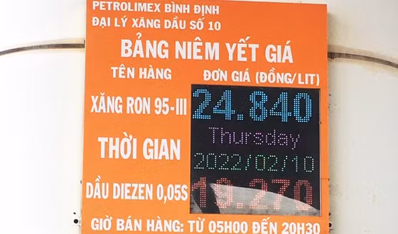 Đại lý xăng dầu tại TP Quy Nhơn (Bình Định) niêm yết bảng giá xăng vào ngày 10-2