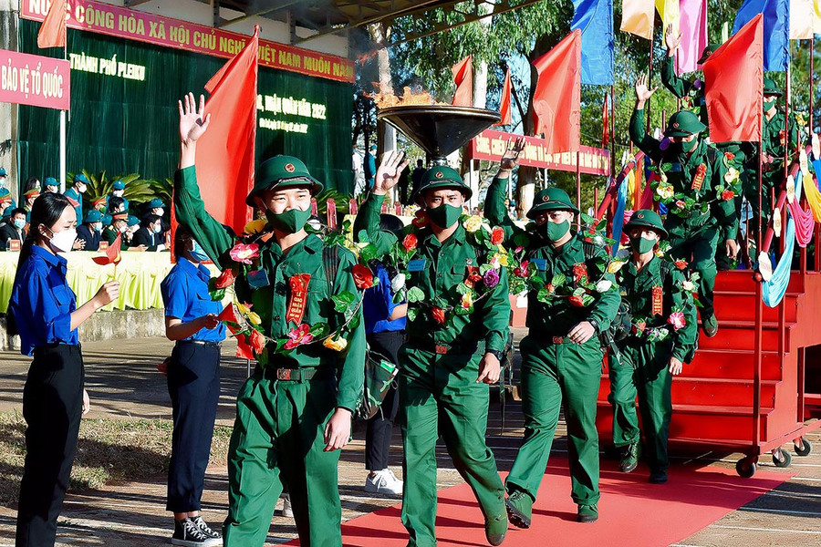 Các thanh niên TP. Pleiku phấn khởi qua cầu vinh quang sẵn sàng lên đường thực hiện nghĩa vụ thiêng liêng, bảo vệ Tổ quốc. Ảnh: Đức Thụy Các thanh niên phấn khởi qua cầu vinh quang sẵn sàng lên đường thực hiện nghĩa vụ thiêng liêng, bảo vệ Tổ quốc. Ảnh: Đức Thụy