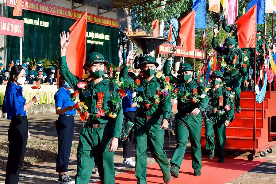 Các thanh niên phấn khởi qua cầu vinh quang sẵn sàng lên đường thực hiện nghĩa vụ thiêng liêng, bảo vệ Tổ quốc. Ảnh: Đức Thụy