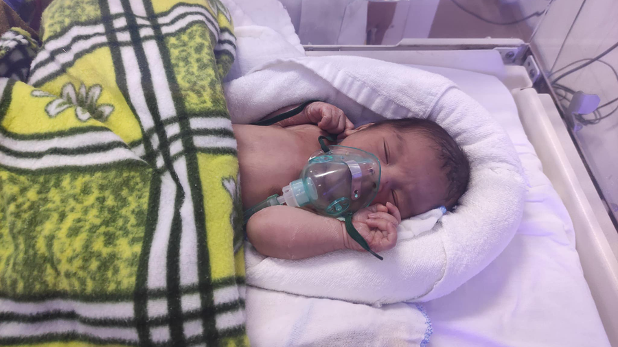 Cháu bé đang được các bác sĩ Bệnh viện Phụ sản Thanh Hóa chăm sóc tích cực. CTV