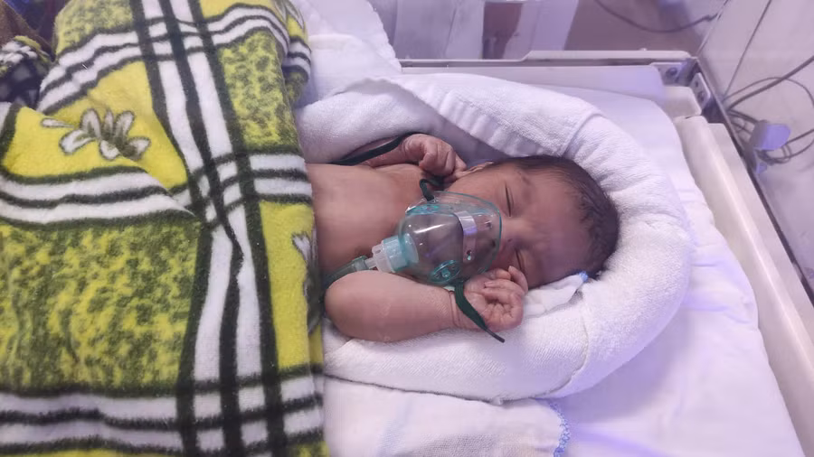 Cháu bé đang được các bác sĩ Bệnh viện Phụ sản Thanh Hóa chăm sóc tích cực. CTV