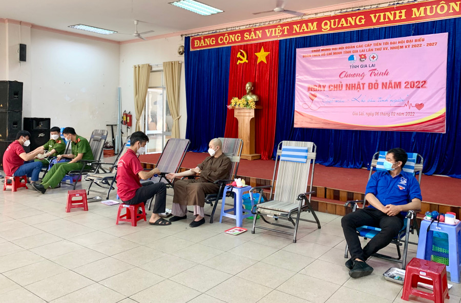 Đoàn viên thanh niên tham gia hiến máu tình nguyện tại chương trình “Ngày Chủ nhật đỏ năm 2022”. Ảnh: Như Nguyện