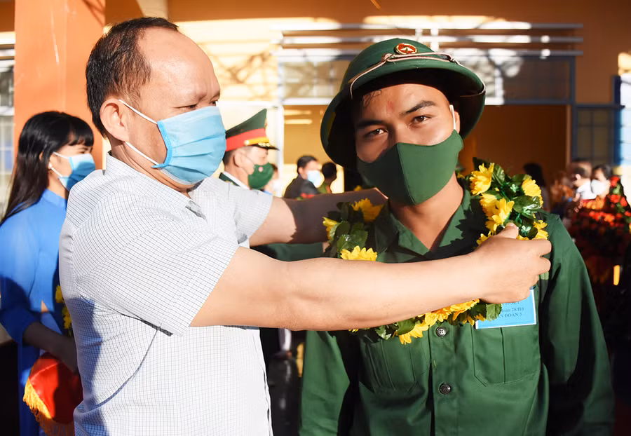 Phó Bí thư Tỉnh ủy, Trưởng ban Nội chính Tỉnh ủy tặng hoa động viên các thanh niên huyện Chư Sê trước khi lên đường nhập ngũ. Ảnh: Minh Triều
