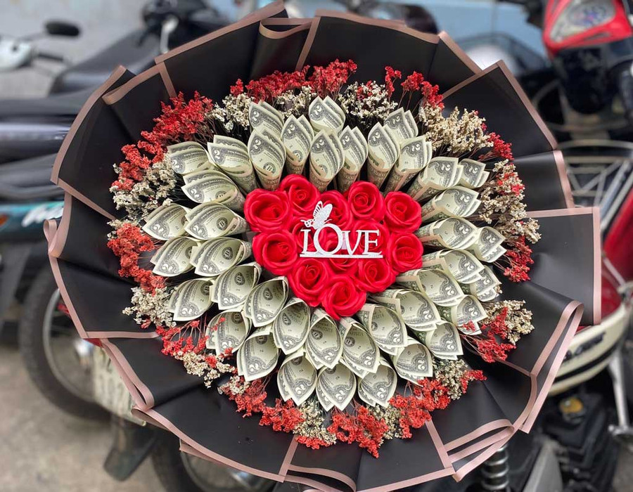 Bó hoa bằng tiền ấn tượng mà Lê Vy nhận làm cho khách