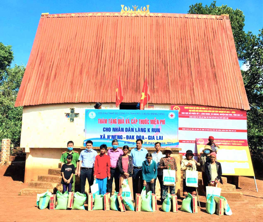 Hội Chữ thập đỏ Công ty Cao su Mang Yang tặng quà cho hộ nghèo làng Krun (xã Hneng, huyện Đak Đoa). Ảnh: Đinh Yến