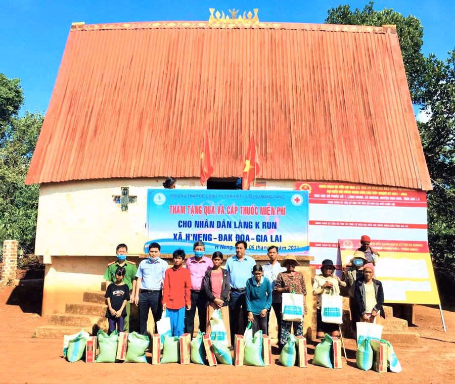 Hội Chữ thập đỏ Công ty Cao su Mang Yang tặng quà cho hộ nghèo làng Krun (xã Hneng, huyện Đak Đoa). Ảnh: Đinh Yến