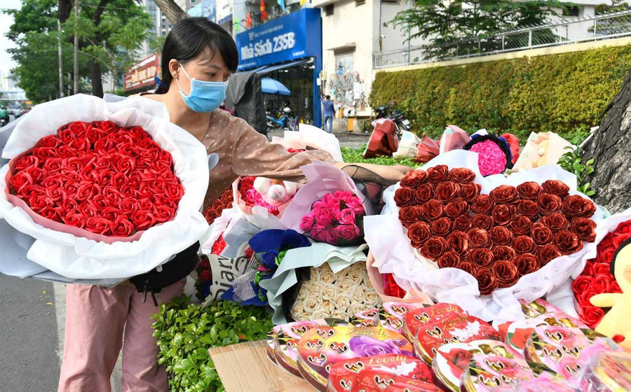 Đa dạng những mẫu mã hoa đẹp của Thảo được bày bán. Ảnh: Nữ Vương