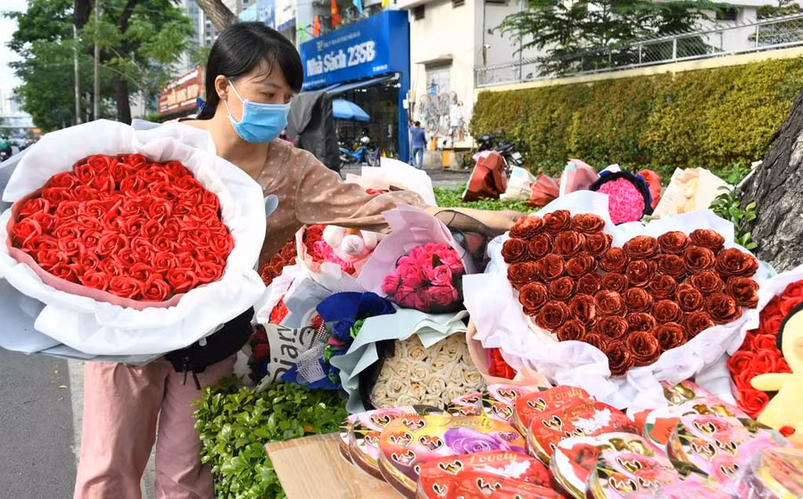 Đa dạng những mẫu mã hoa đẹp của Thảo được bày bán. Ảnh: Nữ Vương