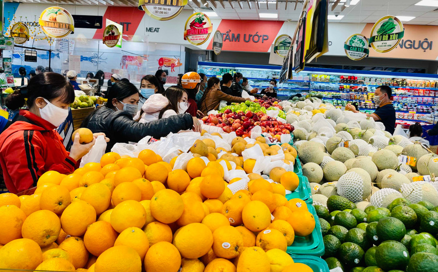 Người dân tập trung mua sắm hàng trái cây rất đông tại Siêu thị Co.op Mart Pleiku. Ảnh: Vũ Thảo