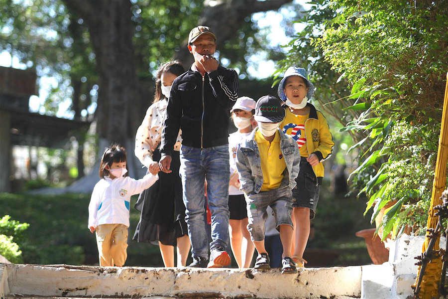 Vì dịch bệnh Covid-19 diễn biến phức tạp nên nhiều gia đình đã cho các con đến những điểm vui chơi giải trí ở trong tỉnh để du xuân. Ảnh: Văn Ngọc