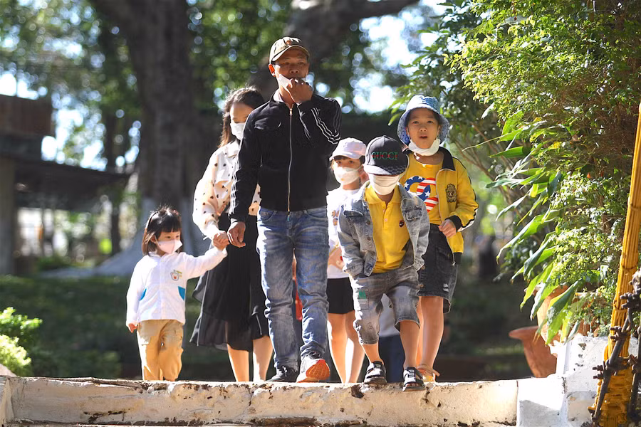 Vì dịch bệnh Covid-19 diễn biến phức tạp nên nhiều gia đình đã cho các con đến những điểm vui chơi giải trí ở trong tỉnh để du xuân. Ảnh: Văn Ngọc