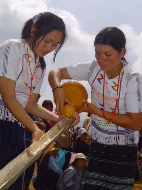 Thiếu nữ Mạ trong sắc màu thổ cẩm.