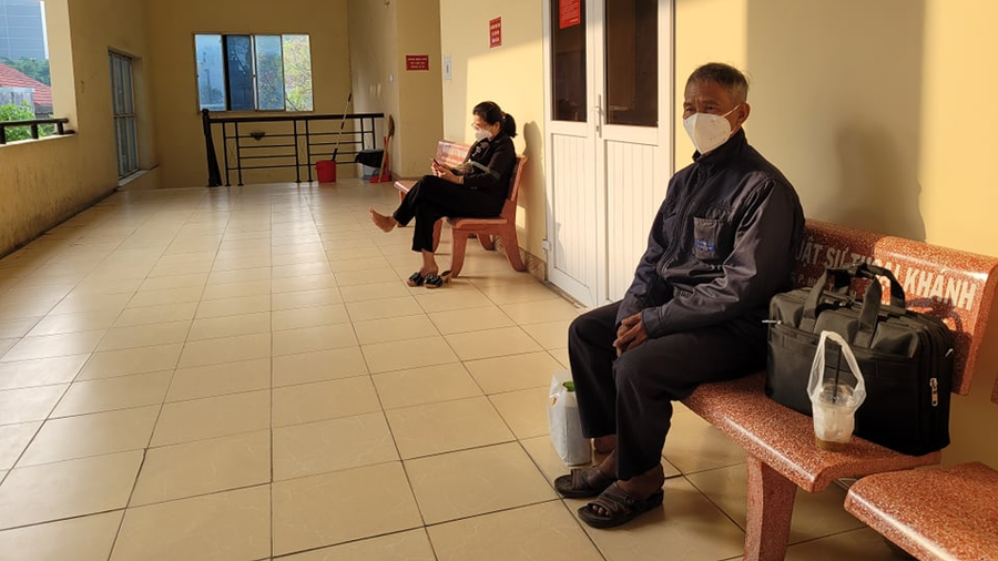 Nguyên đơn Nguyễn Văn Dũng ngồi chờ vào phòng xử án vào ngày 24.1.2022. Ảnh: CTV