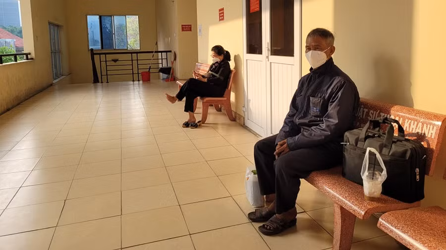 Nguyên đơn Nguyễn Văn Dũng ngồi chờ vào phòng xử án vào ngày 24.1.2022. Ảnh: CTV