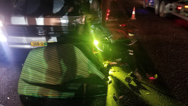  Vụ xe khách và xe máy đối đầu trên tuyến quốc lộ 1A tránh TP.Huế đã khiến 2 thạnh niên tử vong thương tâm. Ảnh: L.T.T.