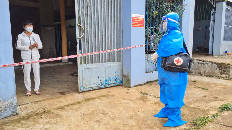 Nhân viên y tế thăm khám F0 điều trị ở nhà tại tổ 2 (phường Chi Lăng, TP. Pleiku). Ảnh: Bá Bính