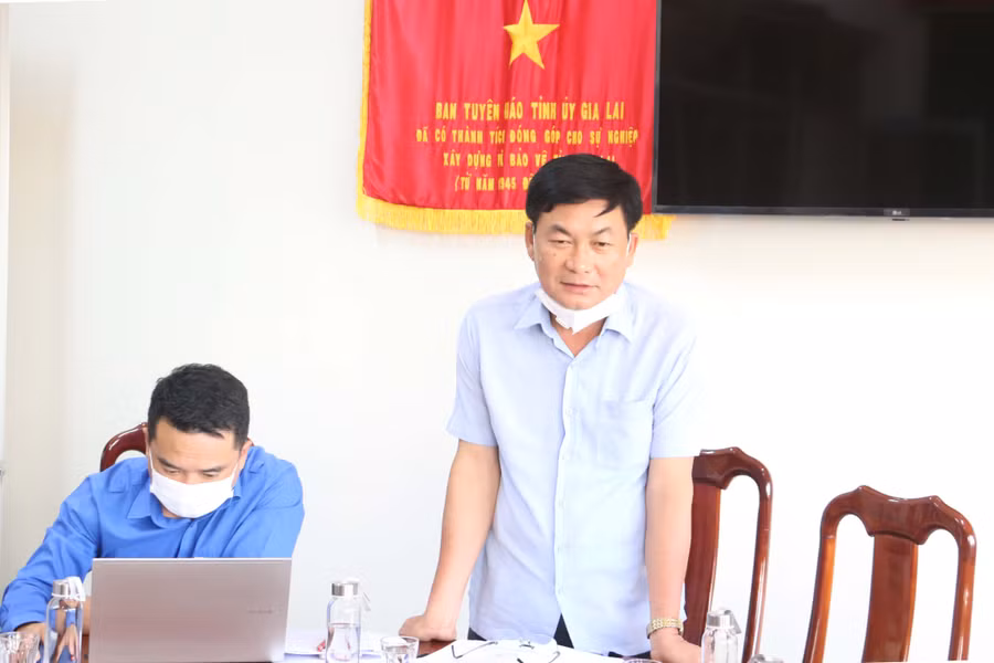 Ông Huỳnh Kiên-Tổng Biên tập Báo Gia Lai tham gia góp ý tại cuộc họp. Ảnh: Quang Tấn