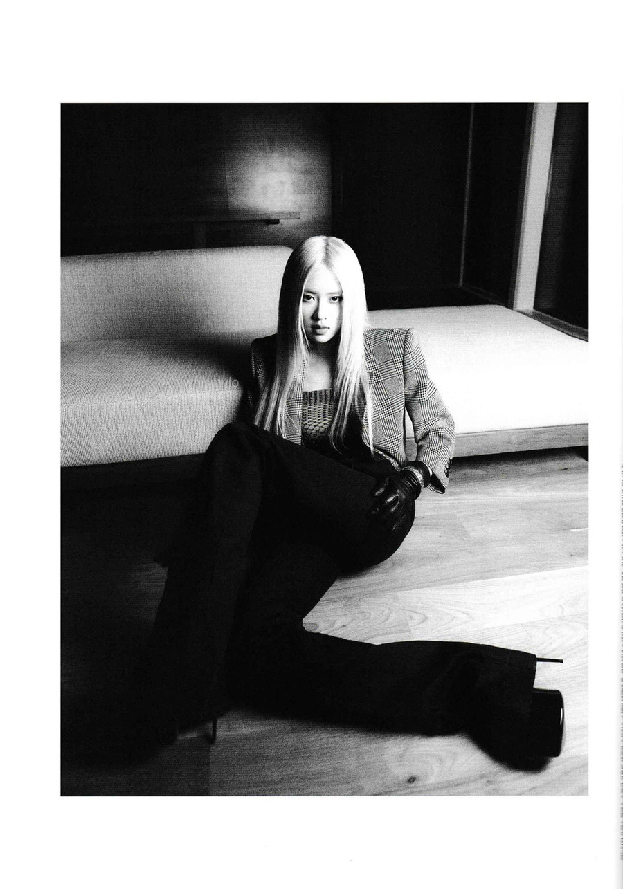 Đại sứ toàn cầu của Saint Laurent cũng bày tỏ mong muốn được sống cho thực tại nhiều hơn: “Vì nhịp sống quá nhanh, chúng tôi đã quen với việc vừa chạy vừa xem những thứ sẽ diễn ra kế tiếp. Tôi cứ quên đi hiện tại vì bận suy nghĩ xem mình nên làm gì tiếp theo cũng như cần phải làm gì để tốt hơn. Do vậy, từ bây giờ, tôi sẽ tập trung vào những thứ khiến tôi hạnh phúc lúc này. Tôi không muốn bỏ lỡ bất kỳ khoảnh khắc nào cả”. Ảnh: DAZED KOREA Đại sứ toàn cầu của Saint Laurent cũng bày tỏ mong muốn được sống cho thực tại nhiều hơn: “Vì nhịp sống quá nhanh, chúng tôi đã quen với việc vừa chạy vừa xem những thứ sẽ diễn ra kế tiếp. Tôi cứ quên đi hiện tại vì bận suy nghĩ xem mình nên làm gì tiếp theo cũng như cần phải làm gì để tốt hơn. Do vậy, từ bây giờ, tôi sẽ tập trung vào những thứ khiến tôi hạnh phúc lúc này. Tôi không muốn bỏ lỡ bất kỳ khoảnh khắc nào cả”. Ảnh: DAZED KOREA