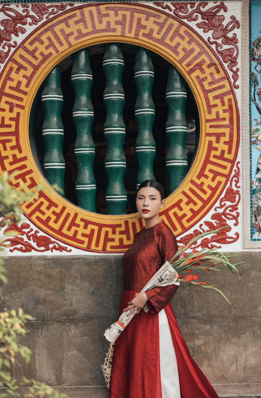 Trong ảnh, Thúy Diễm diện loạt áo dài của nhà thiết kế Thủy Nguyễn với đường nét cắt cúp trẻ trung. Tà áo dài được xếp tầng tạo sự mới mẻ nhưng vẫn giữ được nét xưa cũ của áo dài Nam Bộ, hòa lẫn nét thơ của áo tứ thân. Ảnh: Nguyễn Đăng Khoa