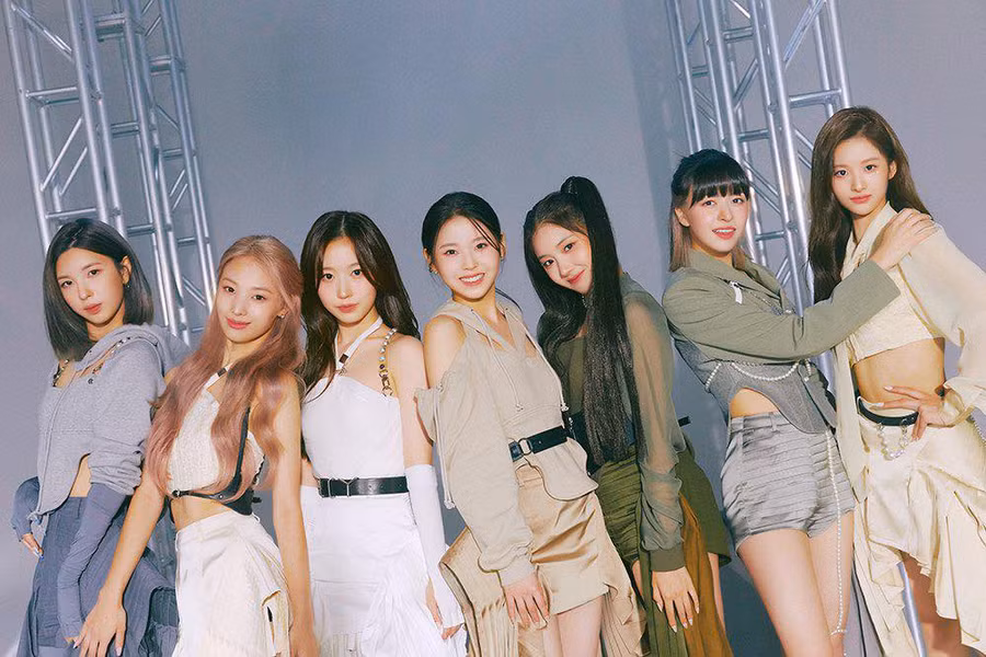 Ngày 22.2, nhóm nhạc nữ NMIXX của “ông lớn” JYP Entertainment đã chính thức ra mắt. Ngay lúc mới debut, những tân binh Kpop này đã vướng hàng loạt nghi vấn đạo nhái phản cảm. Tuy nhiên, bên cạnh những thị phi thì nhan sắc rạng rỡ và trong trẻo của các thành viên cũng trở thành chủ đề hot trên mạng xã hội những ngày qua. Ảnh: INSTAGRAM NV