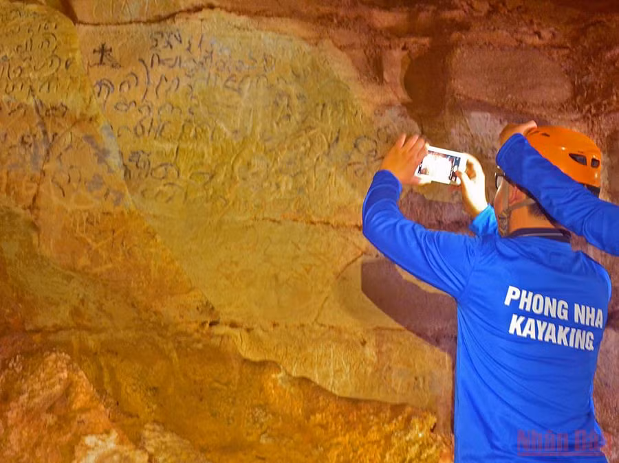  Những ký tự được cho là chữ của người Cham Pa cổ trong hang Bi Ký hiện nay.