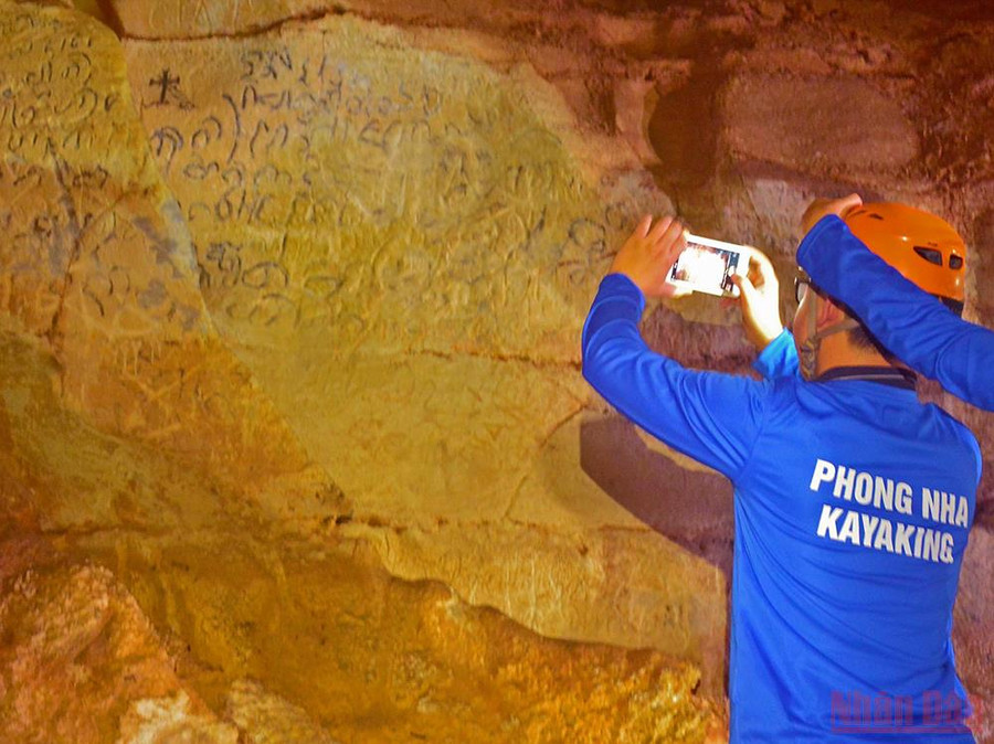  Những ký tự được cho là chữ của người Cham Pa cổ trong hang Bi Ký hiện nay.