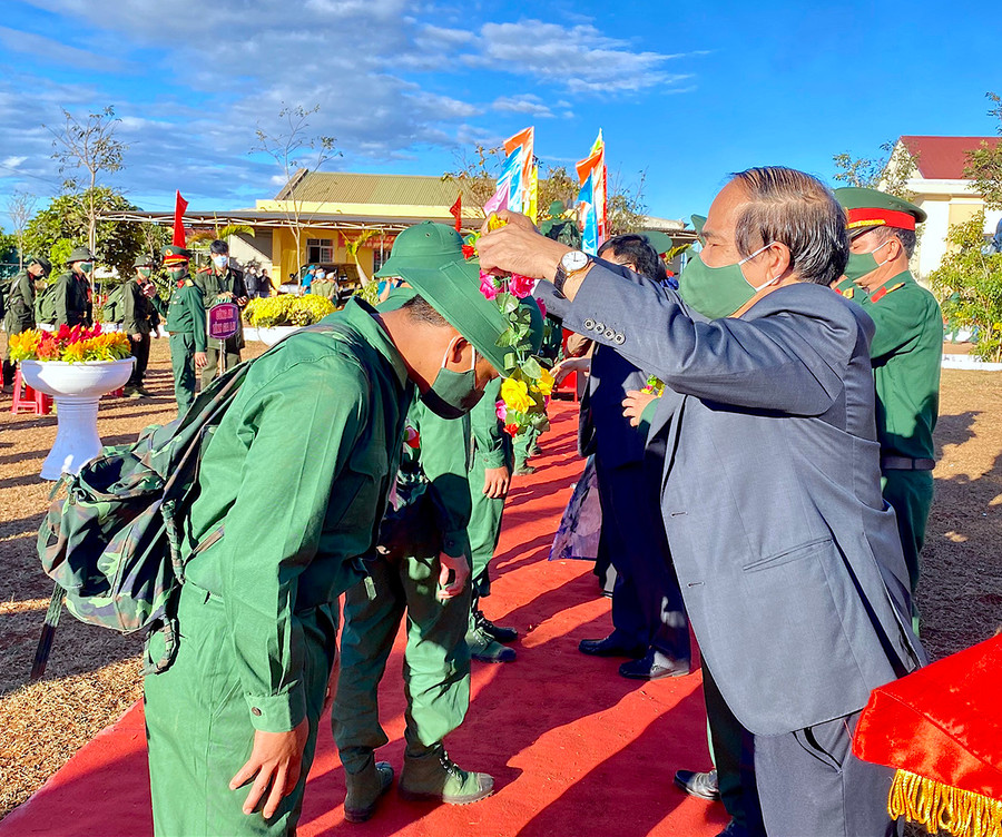 Chủ tịch UBND tỉnh Võ Ngọc Thành (bìa phải) trao hoa, động viên các tân binh huyện Đak Đoa lên đường nhập ngũ. Ảnh: Hồng Thi Chủ tịch UBND tỉnh Võ Ngọc Thành (bìa phải) đeo vòng hoa, động viên các tân binh huyện Đak Đoa lên đường nhập ngũ- Ảnh Hồng Thi