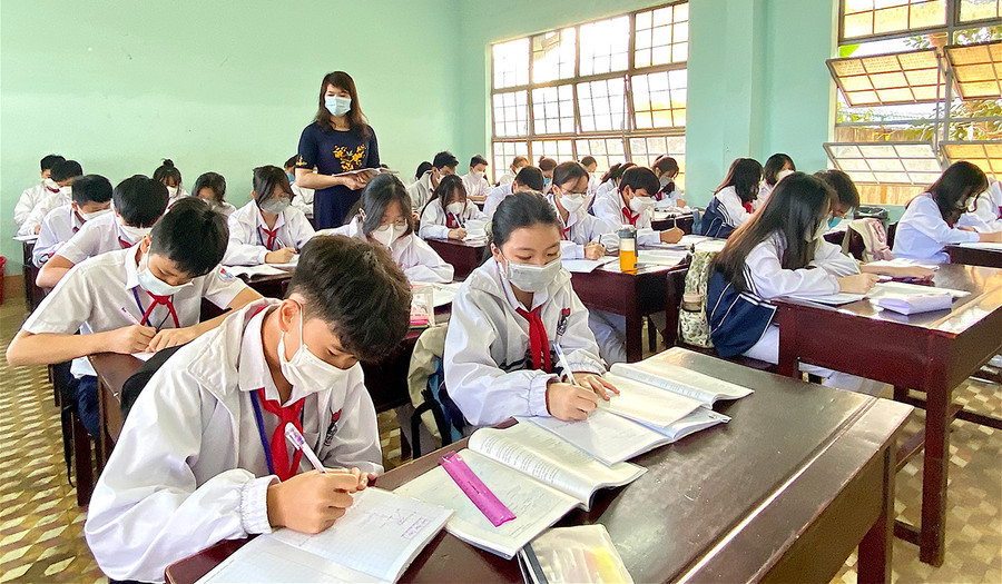 Học sinh phấn khởi đến trường sau một thời gian dài học trực tuyến. Ảnh Mộc Trà  Học sinh phấn khởi đến trường sau một thời gian dài học trực tuyến. Ảnh Mộc Trà