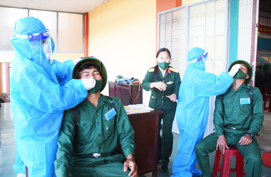 Các công nhân nhập ngũ năm 2022 của huyện Chư Sê được test nhanh Covid-19 trước khi tham dự lễ giao nhận quân. Ảnh: Minh Triều