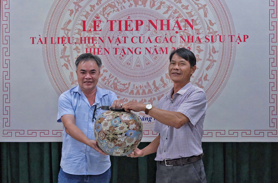 Các nhà sưu tập hiến tặng nhiều hiện vật độc đáo cho Bảo tàng tỉnh. Ảnh: Hoàng Ngọc