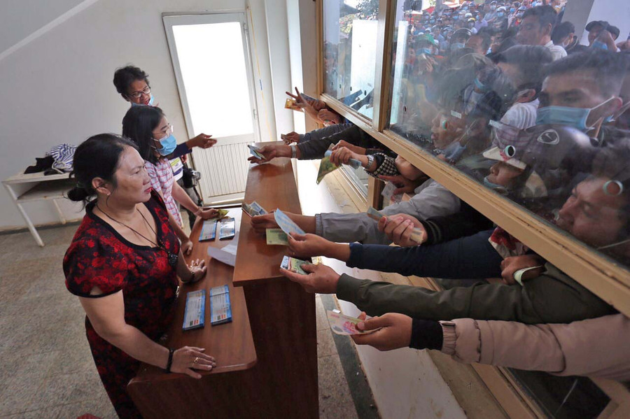 Người hâm mộ sẽ phải mua vé giấy để vào sân Pleiku theo dõi Hoàng Anh Gia Lai thi đấu. Ảnh: Văn Ngọc