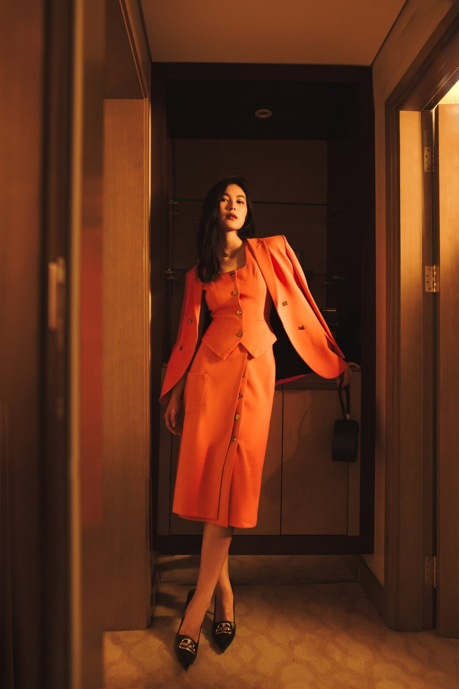 World of Echantment bao gồm những chiếc áo vest, chân váy, áo blouse, váy dáng dài... thực hiện từ kỹ thuật tailoring tạo khối, phom dáng đồng hồ cát quyến rũ cùng kết hợp các chi tiết draping xếp nếp tỉ mỉ.