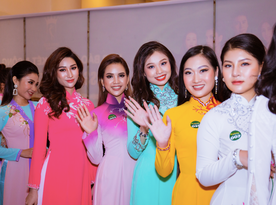 Trước khi tỏa sáng tại Miss Eco Vietnam 2022, Trần Hoài Phương (áo dài xanh) cũng từng vào top 3 The Face online của Trường đại học UEF. Cô luôn tự lập khi đi làm thêm kiếm tiền trang trải việc học, tham gia câu lạc bộ người mẫu của trường và năng nổ trong các hoạt động xã hội. Người đẹp dự kiến sẽ sang Ai Cập vào đầu tháng 3 để tranh tài tại đấu trường quốc tế