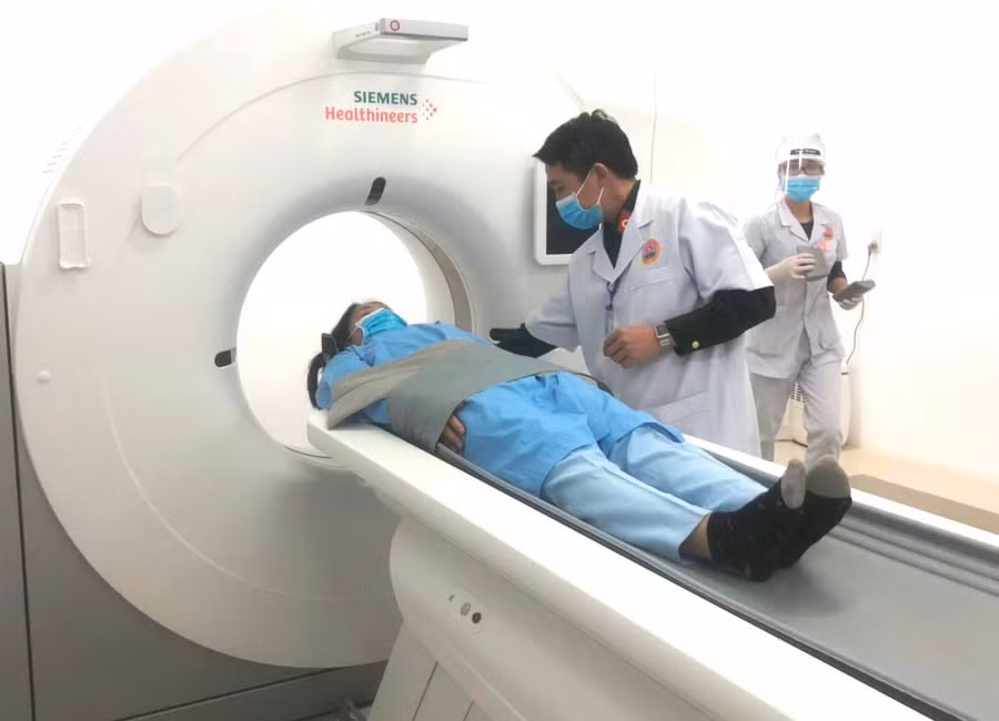 Hệ thống chụp cắt lớp vi tính 128 lát cắt hiện đại của Bệnh viện Quân y 15. Ảnh: Đinh Yến