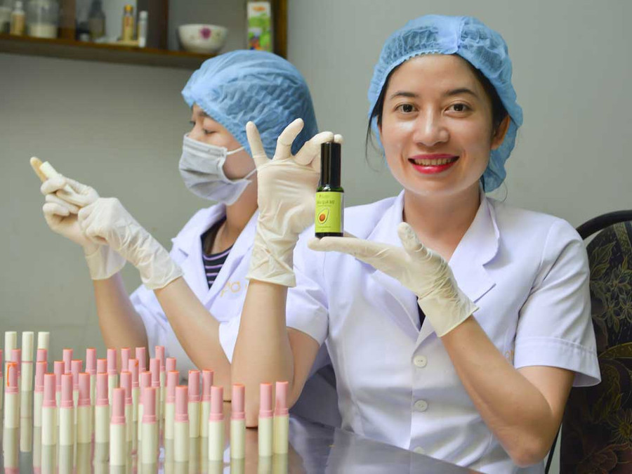 Từ những quả bơ với vẻ ngoài xấu xí, bị ép giá, cô gái đã tạo ra sản phẩm tiền triệu. Ảnh: NVCC