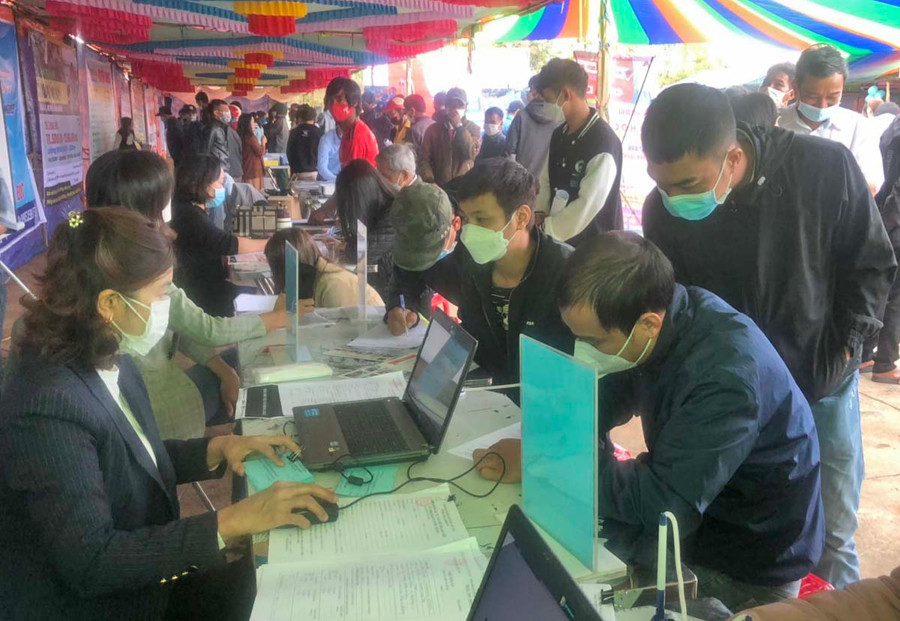 Nhiều lao động đăng ký thông tin tìm việc làm tại hội chợ việc làm. Ảnh: Đinh Yến