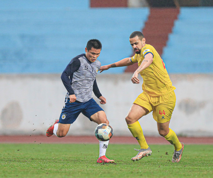 Tuấn Hải (trái) nhiều cơ hội ra sân ở V-League 2022 trong màu áo Hà Nội FC. Ảnh: HÀ NỘI FC Tuấn Hải (trái) nhiều cơ hội ra sân ở V-League 2022 trong màu áo Hà Nội FC. Ảnh: HÀ NỘI FC