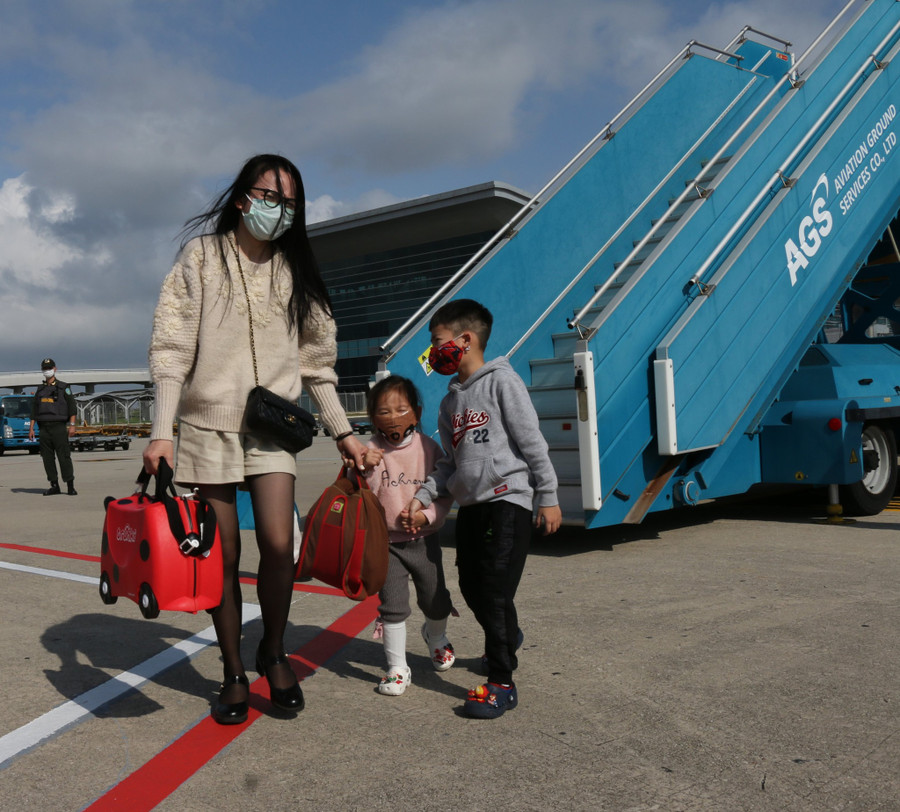 Những du khách nhí được đi du lịch dịp tết sau nhiều tháng ảnh hưởng bởi dịch bệnh. Ảnh: XH