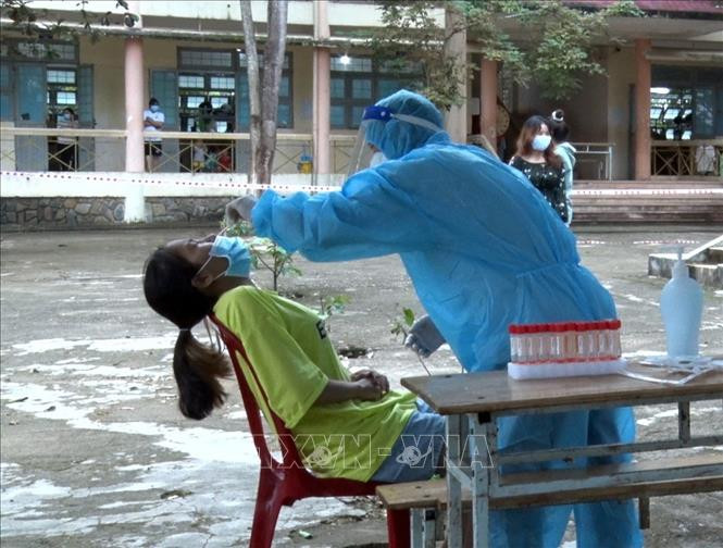 Lấy mẫu xét nghiệm đối với các trường hợp liên quan đến ca mắc COVID-19. Ảnh: TTXVN phát Lấy mẫu xét nghiệm đối với các trường hợp liên quan đến ca mắc COVID-19. Ảnh: TTXVN phát