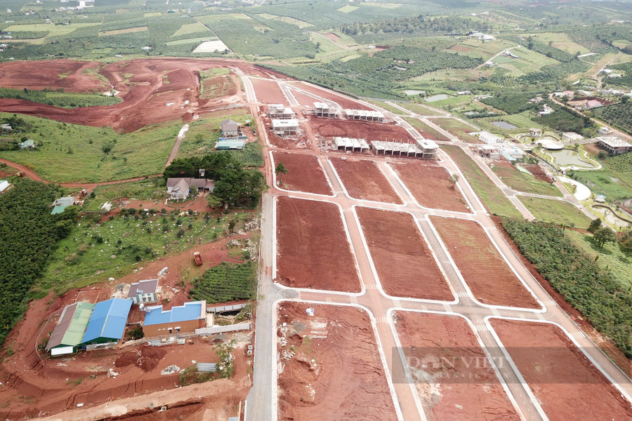 Nhiều đường giao thông được xây dựng tại các khu vực đất của người dân tại xã Lộc Quảng, huyện Bảo Lâm. Ảnh: Văn Long.